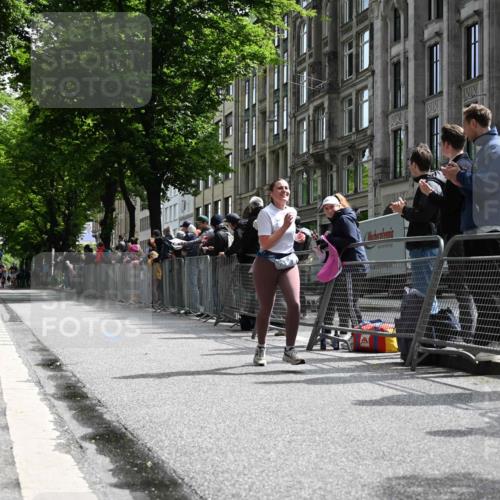 14.06.2026 - REWE Women's Run J. Mangold http://msf.ph/oto/9757208 14.06.2026 10:54:59 Ziel 5649, 5718, 5837 meine-sportfotos.de