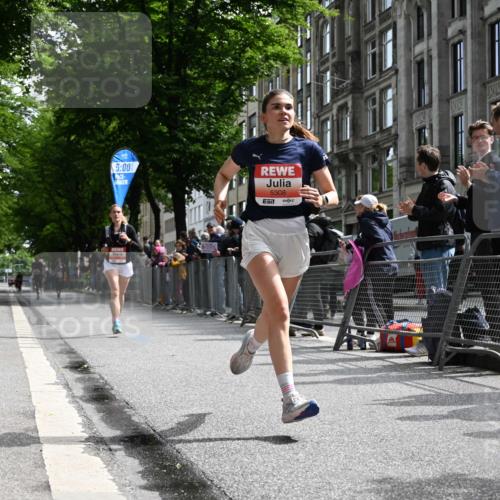 14.06.2026 - REWE Women's Run J. Mangold http://msf.ph/oto/9757231 14.06.2026 10:55:15 Ziel 5308, 5695, 5702 meine-sportfotos.de
