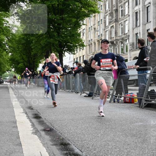 14.06.2026 - REWE Women's Run J. Mangold http://msf.ph/oto/9757932 14.06.2026 10:57:44 Ziel 5047, 5132, 5581, 5686, 5729 meine-sportfotos.de