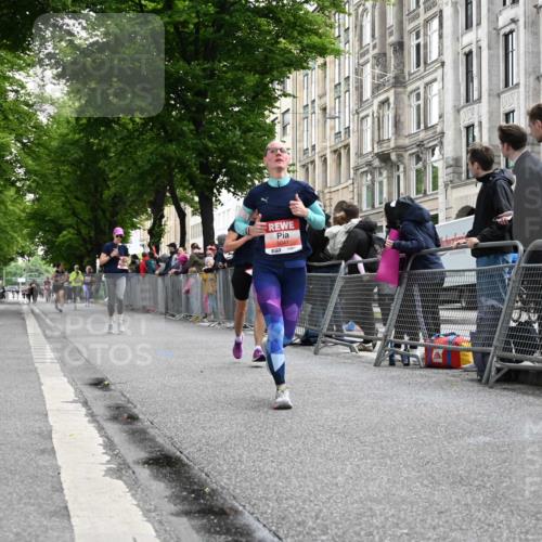 14.06.2026 - REWE Women's Run J. Mangold http://msf.ph/oto/9757954 14.06.2026 10:57:46 Ziel 5047, 5132, 5581, 5686, 5729 meine-sportfotos.de