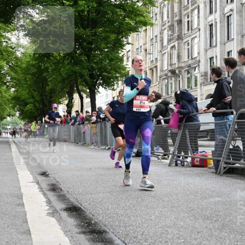 14.06.2026 - REWE Women's Run J. Mangold http://msf.ph/oto/9757956 14.06.2026 10:57:46 Ziel 5047, 5132, 5581, 5686, 5729 meine-sportfotos.de