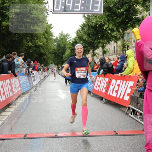 14.06.2026 - REWE Women's Run Strokosch-Dieckow http://msf.ph/oto/9757959 14.06.2026 09:43:36 Ziel 10402 meine-sportfotos.de