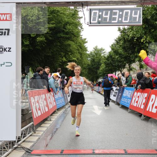 14.06.2026 - REWE Women's Run Strokosch-Dieckow http://msf.ph/oto/9758085 14.06.2026 09:43:27 Ziel 11126 meine-sportfotos.de