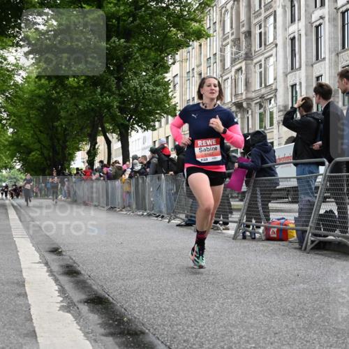 14.06.2026 - REWE Women's Run J. Mangold http://msf.ph/oto/9758086 14.06.2026 10:58:11 Ziel 5107, 5303, 5871, 5898 meine-sportfotos.de