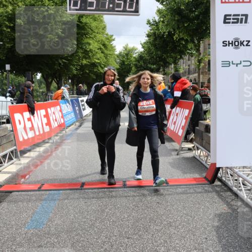 14.06.2026 - REWE Women's Run Strokosch-Dieckow http://msf.ph/oto/9758624 14.06.2026 11:22:19 Ziel 5390, 5622, 6021 meine-sportfotos.de