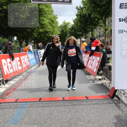 14.06.2026 - REWE Women's Run Strokosch-Dieckow http://msf.ph/oto/9758651 14.06.2026 11:22:18 Ziel 5353, 5390, 5622, 6021 meine-sportfotos.de