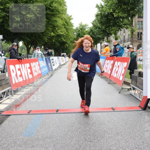 14.06.2026 - REWE Women's Run Strokosch-Dieckow http://msf.ph/oto/9758899 14.06.2026 11:21:16 Ziel 5654 meine-sportfotos.de