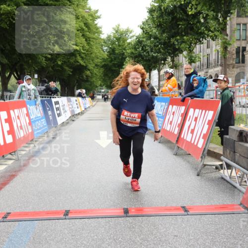 14.06.2026 - REWE Women's Run Strokosch-Dieckow http://msf.ph/oto/9758929 14.06.2026 11:21:16 Ziel 5654 meine-sportfotos.de