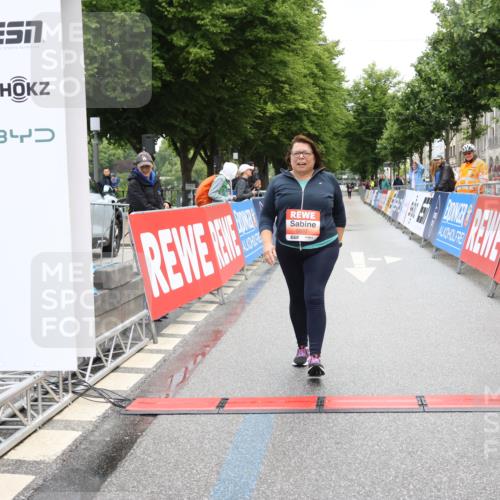 14.06.2026 - REWE Women's Run Strokosch-Dieckow http://msf.ph/oto/9758946 14.06.2026 11:20:35 Ziel 5997 meine-sportfotos.de