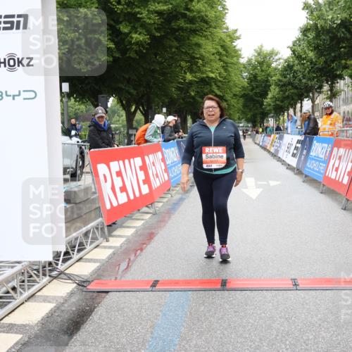 14.06.2026 - REWE Women's Run Strokosch-Dieckow http://msf.ph/oto/9758953 14.06.2026 11:20:35 Ziel 5997 meine-sportfotos.de
