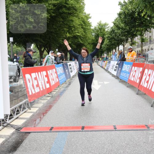 14.06.2026 - REWE Women's Run Strokosch-Dieckow http://msf.ph/oto/9759003 14.06.2026 11:20:34 Ziel 5997 meine-sportfotos.de