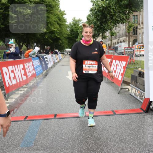 14.06.2026 - REWE Women's Run Strokosch-Dieckow http://msf.ph/oto/9759256 14.06.2026 11:19:18 Ziel 5647, 5738 meine-sportfotos.de