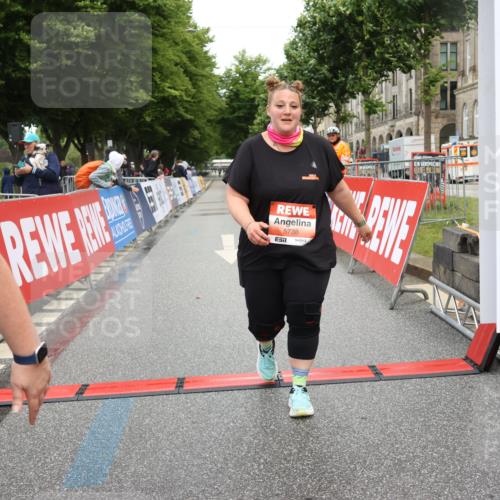 14.06.2026 - REWE Women's Run Strokosch-Dieckow http://msf.ph/oto/9759263 14.06.2026 11:19:18 Ziel 5647, 5738 meine-sportfotos.de