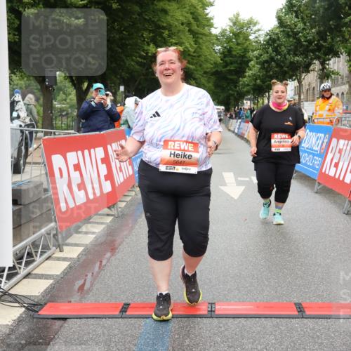 14.06.2026 - REWE Women's Run Strokosch-Dieckow http://msf.ph/oto/9759285 14.06.2026 11:19:16 Ziel 5550, 5647, 5738 meine-sportfotos.de