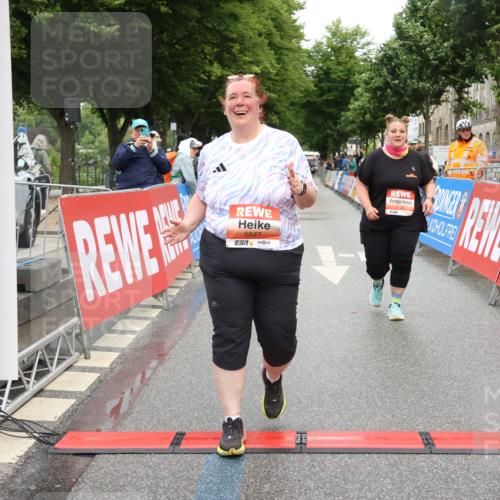14.06.2026 - REWE Women's Run Strokosch-Dieckow http://msf.ph/oto/9759294 14.06.2026 11:19:16 Ziel 5550, 5647, 5738 meine-sportfotos.de