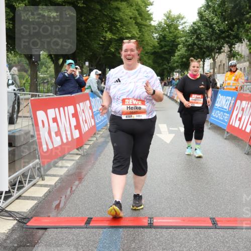 14.06.2026 - REWE Women's Run Strokosch-Dieckow http://msf.ph/oto/9759335 14.06.2026 11:19:15 Ziel 5550, 5647, 5738 meine-sportfotos.de