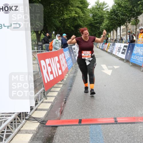 14.06.2026 - REWE Women's Run Strokosch-Dieckow http://msf.ph/oto/9759510 14.06.2026 11:18:04 Ziel 5577 meine-sportfotos.de