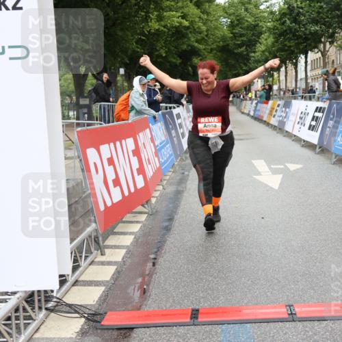 14.06.2026 - REWE Women's Run Strokosch-Dieckow http://msf.ph/oto/9759549 14.06.2026 11:18:04 Ziel 5577 meine-sportfotos.de