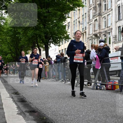 14.06.2026 - REWE Women's Run J. Mangold http://msf.ph/oto/9759695 14.06.2026 11:02:03 Ziel 5192, 5261, 5309, 5377, 5511, 5579, 5685, 5780, 5932 meine-sportfotos.de