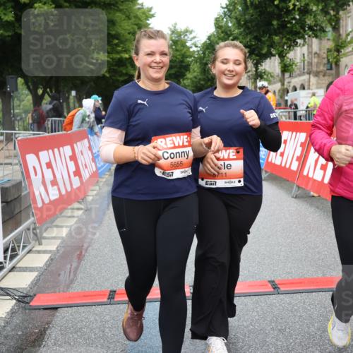 14.06.2026 - REWE Women's Run Strokosch-Dieckow http://msf.ph/oto/9759781 14.06.2026 11:17:32 Ziel 5655, 5711, 6062 meine-sportfotos.de