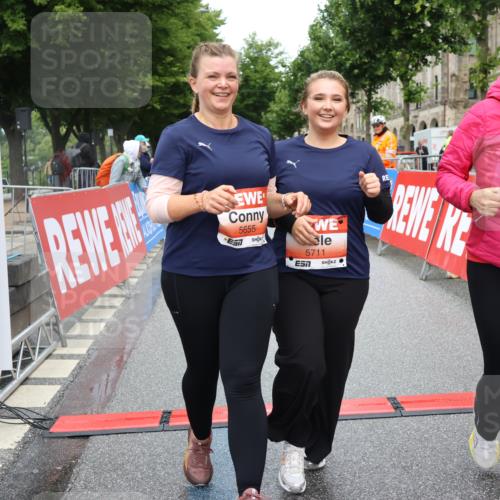 14.06.2026 - REWE Women's Run Strokosch-Dieckow http://msf.ph/oto/9759788 14.06.2026 11:17:32 Ziel 5655, 5711, 6062 meine-sportfotos.de