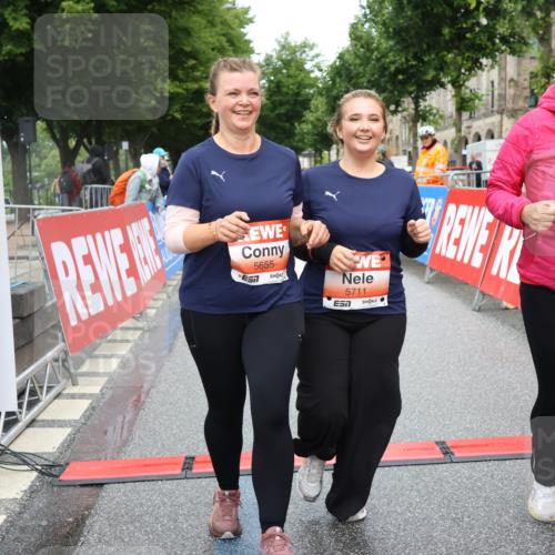 14.06.2026 - REWE Women's Run Strokosch-Dieckow http://msf.ph/oto/9759795 14.06.2026 11:17:32 Ziel 5655, 5711, 6062 meine-sportfotos.de