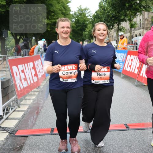 14.06.2026 - REWE Women's Run Strokosch-Dieckow http://msf.ph/oto/9759802 14.06.2026 11:17:32 Ziel 5655, 5711, 6062 meine-sportfotos.de