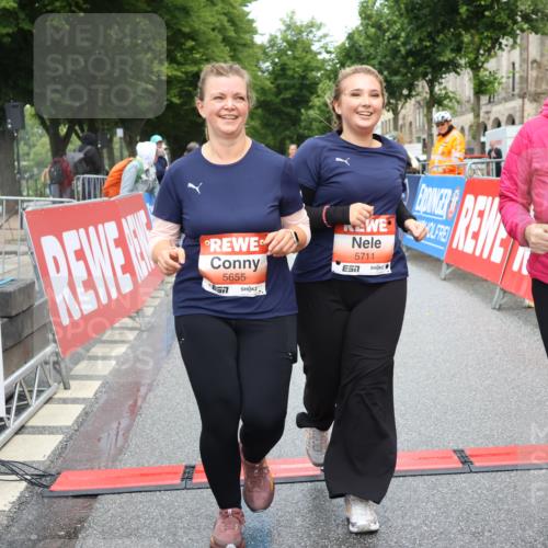14.06.2026 - REWE Women's Run Strokosch-Dieckow http://msf.ph/oto/9759807 14.06.2026 11:17:32 Ziel 5655, 5711, 6062 meine-sportfotos.de