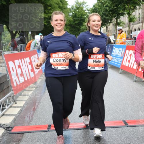 14.06.2026 - REWE Women's Run Strokosch-Dieckow http://msf.ph/oto/9759814 14.06.2026 11:17:32 Ziel 5655, 5711, 6062 meine-sportfotos.de