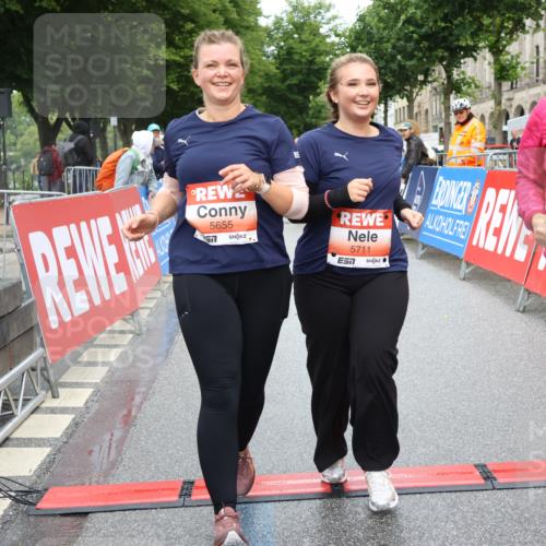 14.06.2026 - REWE Women's Run Strokosch-Dieckow http://msf.ph/oto/9759820 14.06.2026 11:17:32 Ziel 5655, 5711, 6062 meine-sportfotos.de