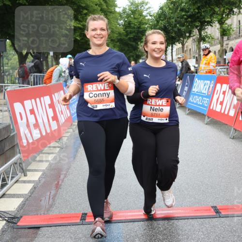 14.06.2026 - REWE Women's Run Strokosch-Dieckow http://msf.ph/oto/9759829 14.06.2026 11:17:32 Ziel 5655, 5711, 6062 meine-sportfotos.de