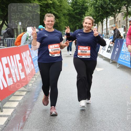 14.06.2026 - REWE Women's Run Strokosch-Dieckow http://msf.ph/oto/9759835 14.06.2026 11:17:31 Ziel 5655, 5711, 6062 meine-sportfotos.de