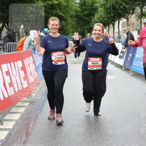 14.06.2026 - REWE Women's Run Strokosch-Dieckow http://msf.ph/oto/9759848 14.06.2026 11:17:31 Ziel 5655, 5711, 6062 meine-sportfotos.de