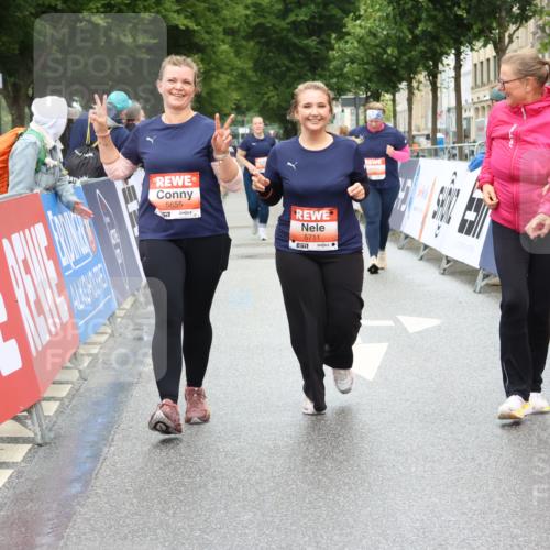 14.06.2026 - REWE Women's Run Strokosch-Dieckow http://msf.ph/oto/9759862 14.06.2026 11:17:29 Ziel 5655, 5711 meine-sportfotos.de