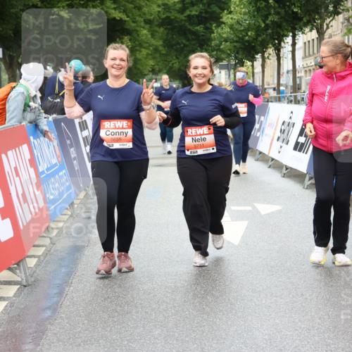 14.06.2026 - REWE Women's Run Strokosch-Dieckow http://msf.ph/oto/9759870 14.06.2026 11:17:29 Ziel 5655, 5711 meine-sportfotos.de