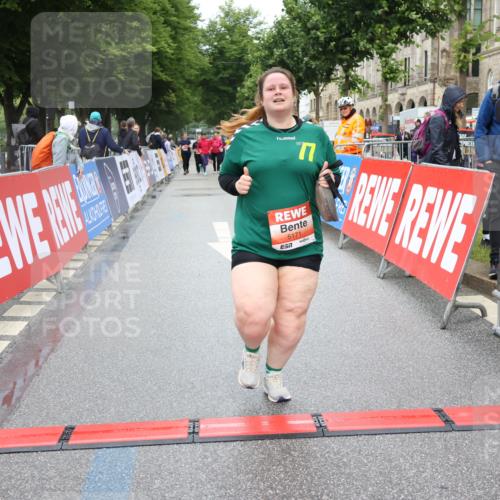 14.06.2026 - REWE Women's Run Strokosch-Dieckow http://msf.ph/oto/9759904 14.06.2026 11:17:15 Ziel 5163, 5171, 5495 meine-sportfotos.de
