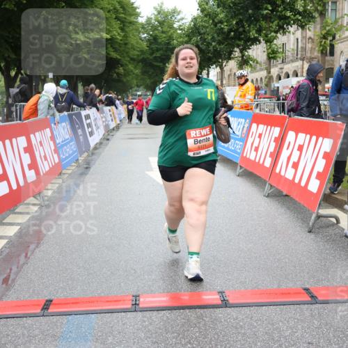 14.06.2026 - REWE Women's Run Strokosch-Dieckow http://msf.ph/oto/9759929 14.06.2026 11:17:15 Ziel 5163, 5171, 5495 meine-sportfotos.de