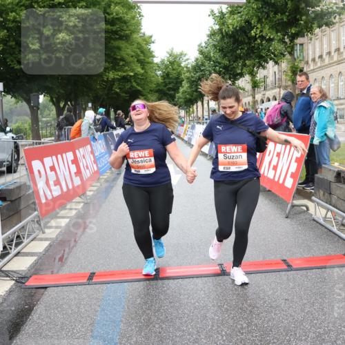 14.06.2026 - REWE Women's Run Strokosch-Dieckow http://msf.ph/oto/9759976 14.06.2026 11:17:08 Ziel 5163, 5495, 5628, 6004 meine-sportfotos.de