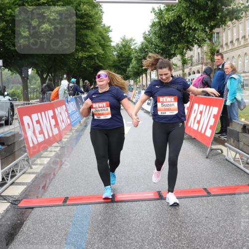 14.06.2026 - REWE Women's Run Strokosch-Dieckow http://msf.ph/oto/9759985 14.06.2026 11:17:07 Ziel 5163, 5495, 5628, 6004 meine-sportfotos.de
