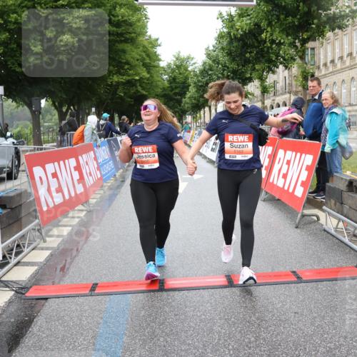 14.06.2026 - REWE Women's Run Strokosch-Dieckow http://msf.ph/oto/9759994 14.06.2026 11:17:07 Ziel 5163, 5495, 5628, 6004 meine-sportfotos.de