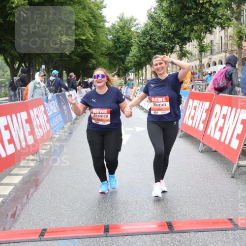 14.06.2026 - REWE Women's Run Strokosch-Dieckow http://msf.ph/oto/9760010 14.06.2026 11:17:07 Ziel 5163, 5495, 5628, 6004 meine-sportfotos.de