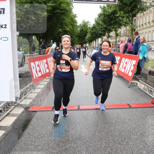 14.06.2026 - REWE Women's Run Strokosch-Dieckow http://msf.ph/oto/9760035 14.06.2026 11:17:01 Ziel 5506, 5628, 5706, 6004 meine-sportfotos.de