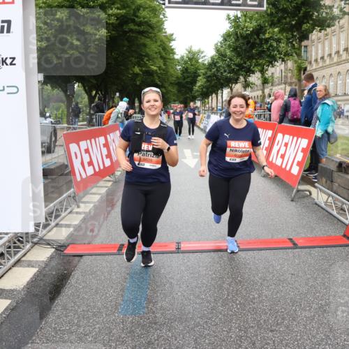 14.06.2026 - REWE Women's Run Strokosch-Dieckow http://msf.ph/oto/9760044 14.06.2026 11:17:01 Ziel 5506, 5628, 5706, 6004 meine-sportfotos.de