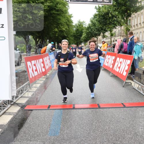 14.06.2026 - REWE Women's Run Strokosch-Dieckow http://msf.ph/oto/9760108 14.06.2026 11:17:00 Ziel 5506, 5628, 5706, 6004 meine-sportfotos.de