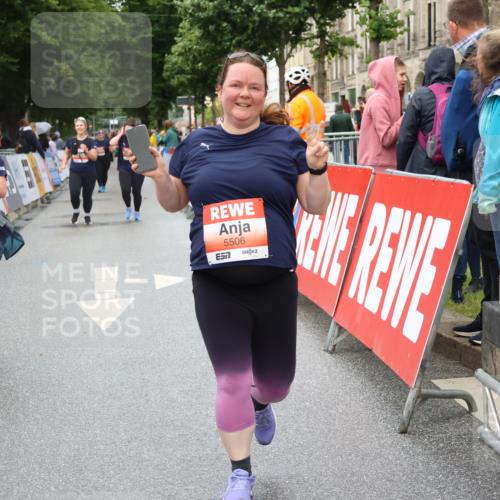 14.06.2026 - REWE Women's Run Strokosch-Dieckow http://msf.ph/oto/9760195 14.06.2026 11:16:52 Ziel 5269, 5506, 5636, 5706 meine-sportfotos.de