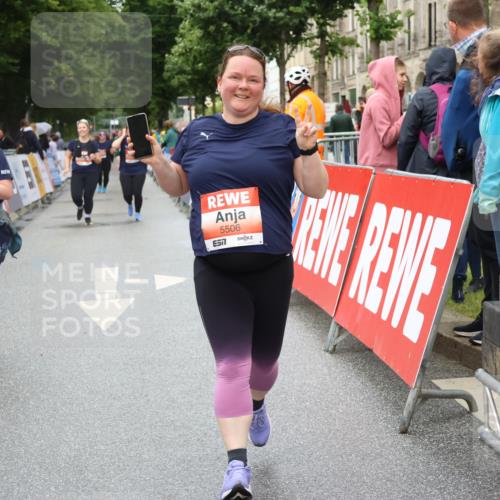 14.06.2026 - REWE Women's Run Strokosch-Dieckow http://msf.ph/oto/9760201 14.06.2026 11:16:52 Ziel 5269, 5506, 5636, 5706 meine-sportfotos.de