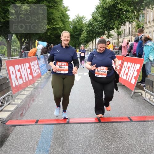 14.06.2026 - REWE Women's Run Strokosch-Dieckow http://msf.ph/oto/9760236 14.06.2026 11:16:46 Ziel 5269, 5636 meine-sportfotos.de