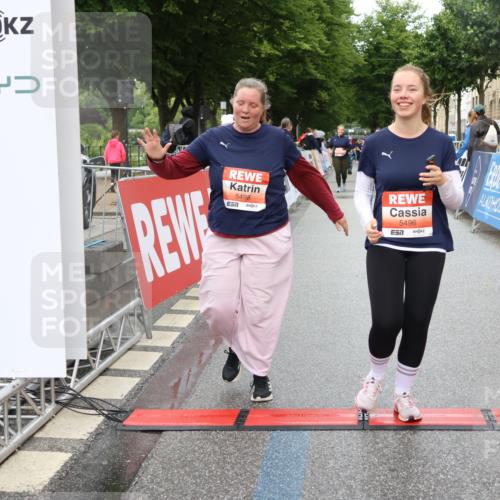 14.06.2026 - REWE Women's Run Strokosch-Dieckow http://msf.ph/oto/9760324 14.06.2026 11:16:37 Ziel 5496, 5498 meine-sportfotos.de