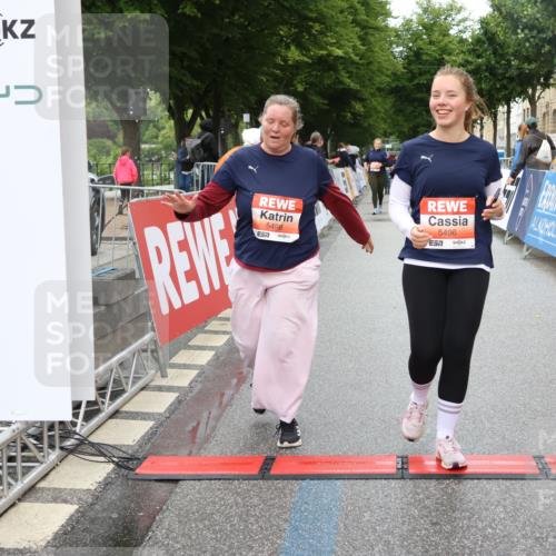 14.06.2026 - REWE Women's Run Strokosch-Dieckow http://msf.ph/oto/9760331 14.06.2026 11:16:37 Ziel 5496, 5498 meine-sportfotos.de