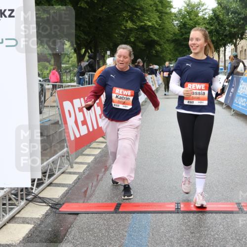 14.06.2026 - REWE Women's Run Strokosch-Dieckow http://msf.ph/oto/9760339 14.06.2026 11:16:36 Ziel 5496, 5498 meine-sportfotos.de
